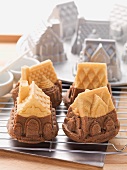 Minikuchen in Häuschenform aus der Backform