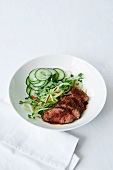 Gebratenes Rindfleisch mit scharfem asiatischem Salat