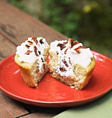 Vanille-Cupcake mit Ahorn-Speck-Frosting, halbiert