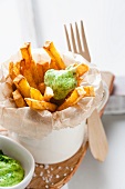 Chips with green mayonnaise