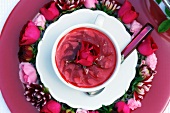 Erdbeermousse mit Rosendekoration