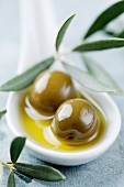 Zwei Oliven in Olivenöl schwimmend