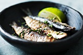 Grilled sardines with lemons