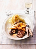 Calf's liver with apple, onion and mashed potato