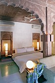 Elegantes Hotelzimmer mit Doppelbett im Hotel Raas Haveli, Jodhpur, Indien