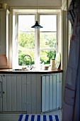 Küchenzeile mit eingebautem Unterschrank aus Holz am Fenster