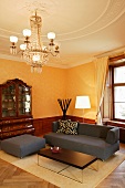 Schlichte Designermöbel für eleganten Sitzbereich im historischen Ambiente eines modernen Schlosshotels (Schloss Schauenstein)