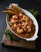 Shrimps und Grits mit Schinken und frittierten Okraschoten (USA)