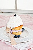 Vanilla cupcake with low-fat quark, blueberries and cream