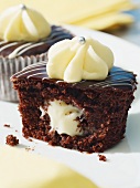 Schokoladen-Cupcake mit weisser Schokocreme gefüllt