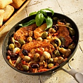 Pollo con le olive (chicken with olives, capers and mushrooms)
