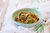 Fried noodles with beef and mange tout