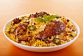 Hähnchen Biryani mit Reis und Gewürzen (Indien)