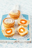 Vanilla muffins filled with apricots and mascarpone