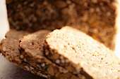 Sliced wholemeal sandwich loaf (close-up)