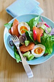 A colourful salad with smoked salmon and egg