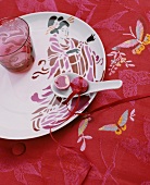Porzellanteller mit Geisha-Motiv auf besticktem Tischtuch