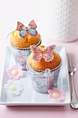 Muffins verziert mit Schmetterlingen & Blüten aus Esspapier