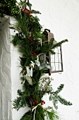 Weihnachtliche Girlande aus Kiefern- und Tannenzweigen an einer Hausfassade