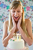Teenager freut sich über die Geburtstagstorte