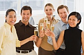 Geschäftsleute feiern mit Champagner