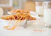 Spaghetti mit Tomatensauce und Milchgläser