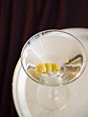 Ein Glas Martini mit Oliven