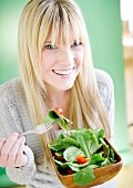 USA, New Jersey, Jersey City, young woman eating salad