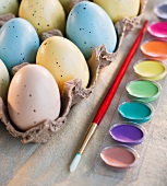 Bemalte Ostereier, Farben und Pinsel