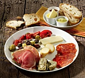 Mediterraner Käse- und Wurstteller