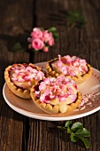 Tartlets with vanilla cream and rose petals