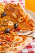 Pizza mit Gemüse, Shrimps und Curry