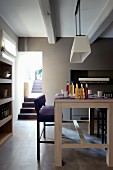 Thekentisch aus Holz mit gepolsterter Sitzbank in zeitgenössischer, eleganter Küche und offener Durchgang mit Treppenstufen