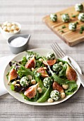 Salad leaves with figs and balls of goat's cheese