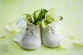 Babyschuhe mit Christrosen