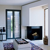 Offener Kamin in einem eleganten Wohnzimmer neben Terrassentür