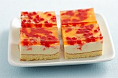 Sponge cake with cream, jelly and red currants