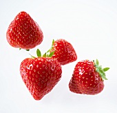 Vier Erdbeeren (Nahaufnahme)