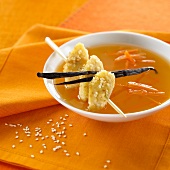 Suppe mit Karotten, Vanille und Sesam