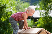 Mädchen spielt auf dem Spielplatz