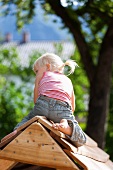 Mädchen spielt auf dem Spielplatz