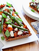 Tart with tomatoes, green asparagus and feta
