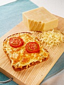 Toast mit Käse und Tomaten