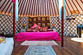 Kingsize-Doppelbett in einem luxuriösen traditionellen mongolischen Jurte in einem Ferienort.