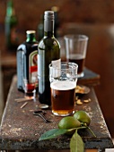 Spirituosen, Drinks und Bierglas auf rostiger Bartheke