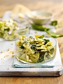 Nudelsalat mit Spinat und Pinienkernen