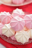 White and pink bite-sized meringues