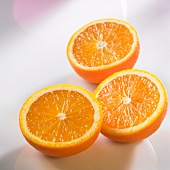 Drei Orangenhälften