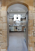 Blick durch einen Steinbogen in die Küche (Brasenose College, Oxford, England)
