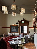 Bar und Speiseraum im Restaurant Jamies Italian Cheltenham, England